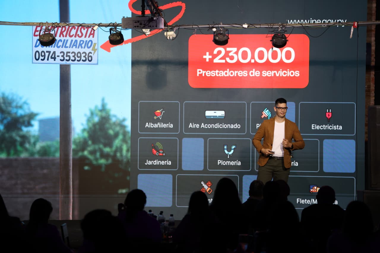 Edgar Cabral presentando Pimer a una audiencia